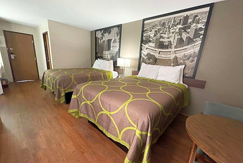 Super 8 by Wyndham Eureka/Six Flags Nearby