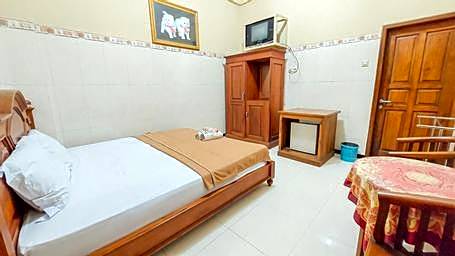 Hotel Shinta 2 near Alun Alun Kertosono Mitra RedDoorz