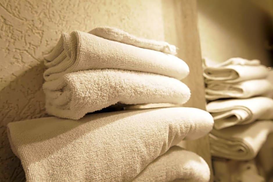 Hotel The Originals Bernay Acropole