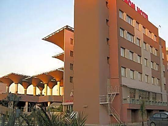 Mom Hotel