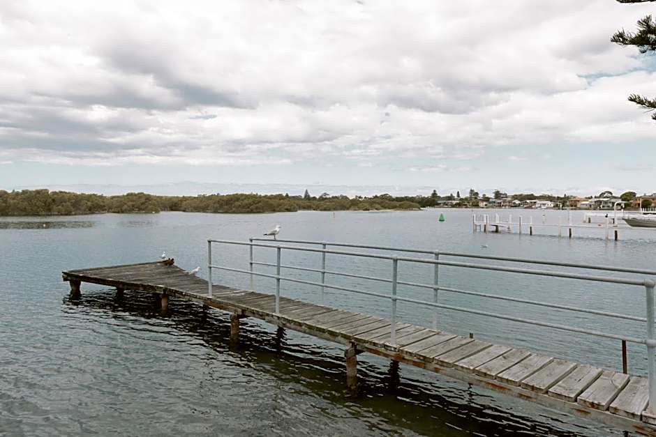 Black Swan Waterfront Motel