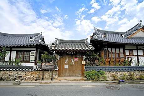 Jeonju Hanok Ihwa Gotaek Banchayougi Josik