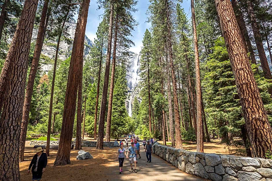 Rush Creek Lodge at Yosemite