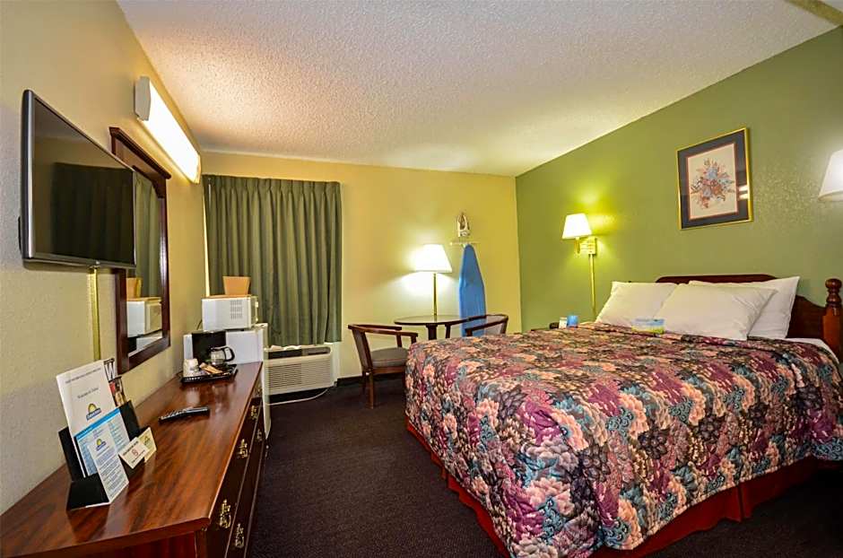 Photo 1 of 6 of Deluxe 1 King Bed