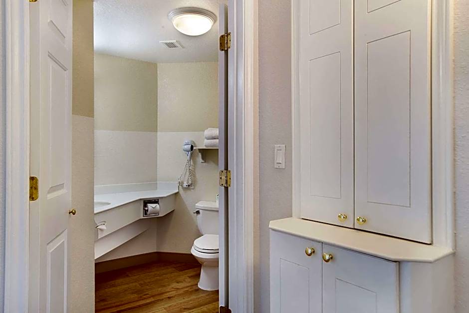 La Quinta Inn & Suites by Wyndham Fort Lauderdale Airport