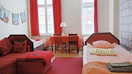 4 bed Private Hostelroom with extra bed, shared shower and toilet