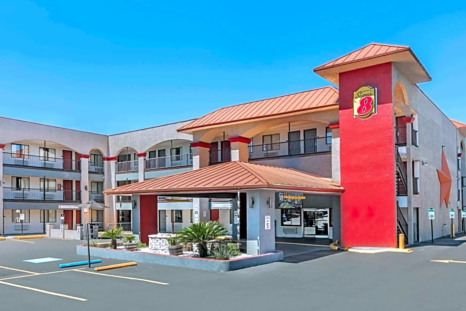 Super 8 by Wyndham Austin University/Downtown Area