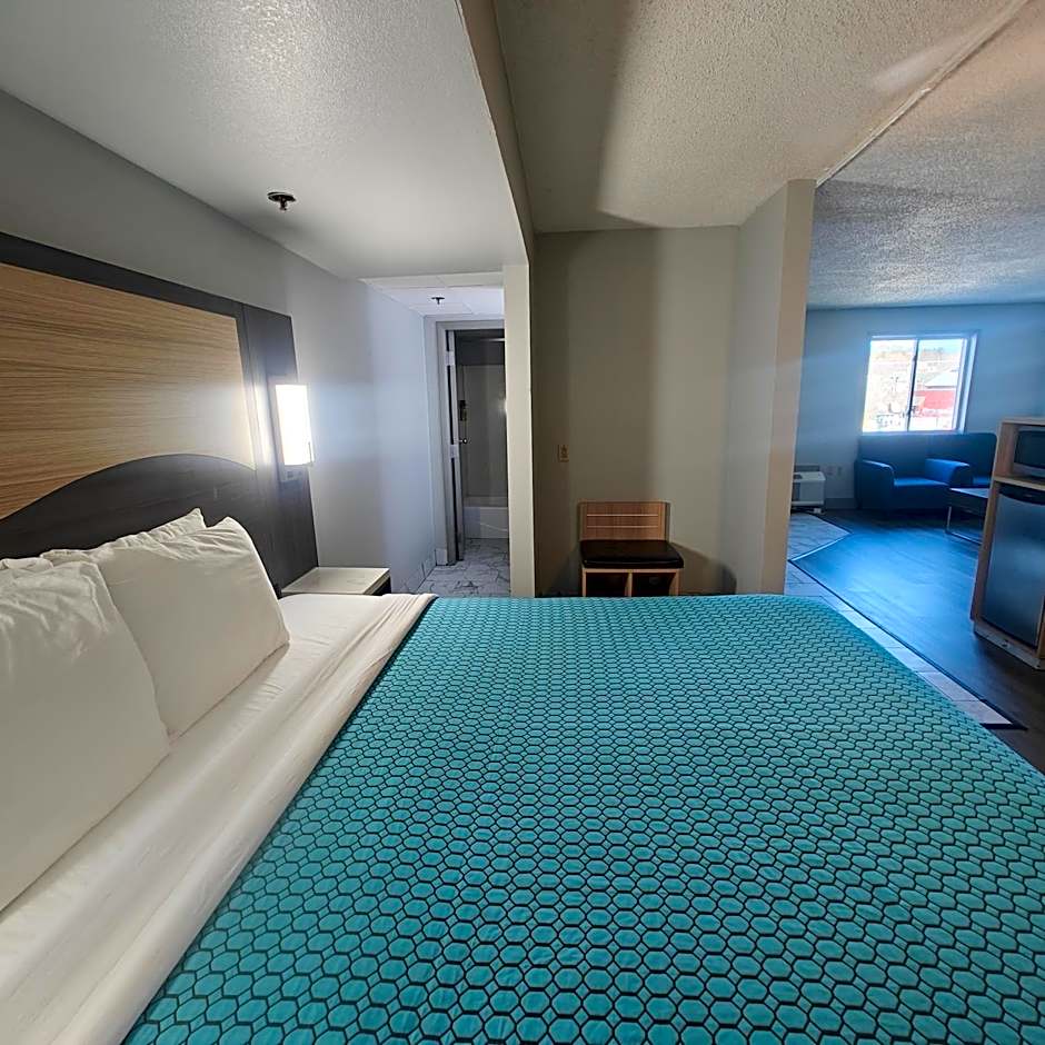 Mountain Vista Inn & Suites - Walking Distance to the Island