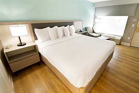 King Room with Roll-In Shower - Disability Access