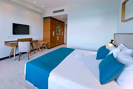 1 King Bed Deluxe Room Garden View Non-Smoking