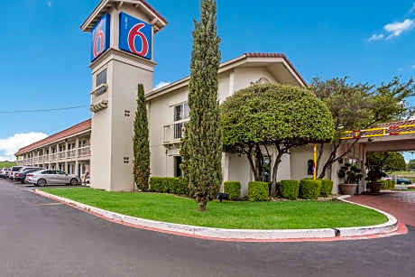 Motel 6 Dallas Market Center