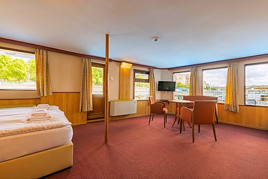 Fortuna Boat Hotel