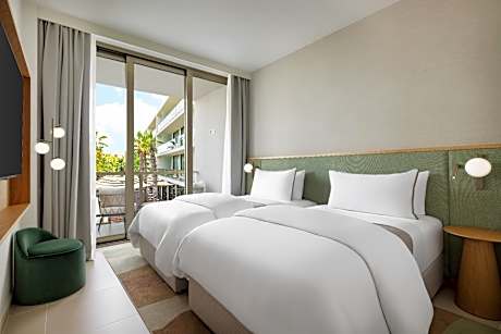 Deluxe Twin, Guest room, 2 Twin, Urban view, Balcony