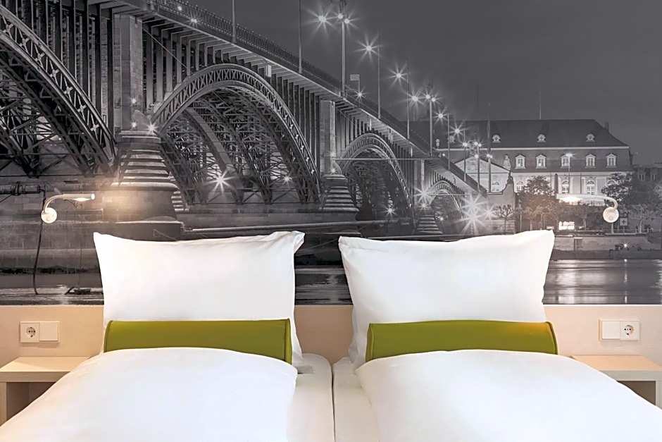 Super 8 by Wyndham Mainz Zollhafen