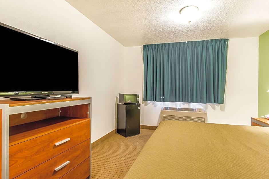 Econo Lodge Inn & Suites