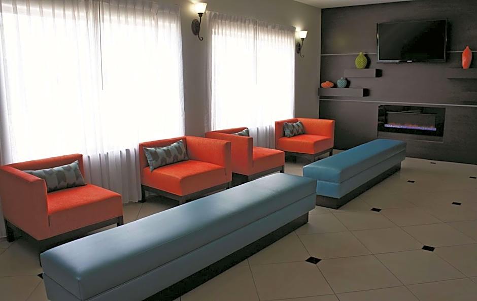 La Quinta Inn & Suites by Wyndham Orange