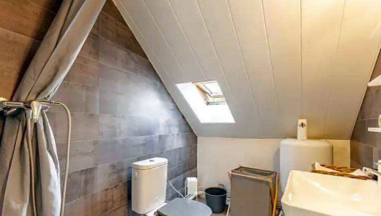 4pers 2lits 5 min aéroport Orly,navette et parking extra,location en nuit et jourChez Sandro,