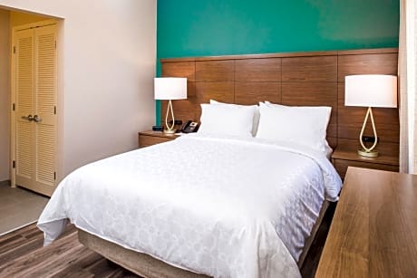 Queen Studio Suite - Hearing Accessible