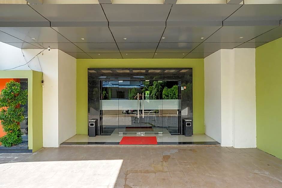 RedDoorz Plus near Hotel Benua Kendari