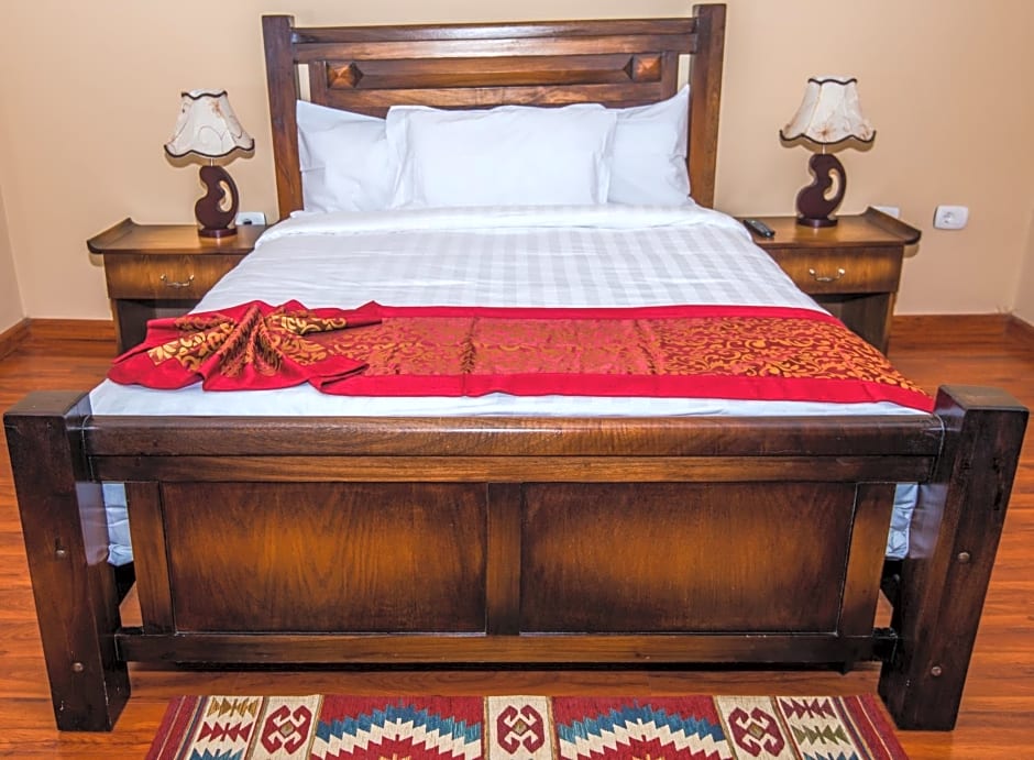 Photo 1 of 4 of 1 Queen Bed, City View