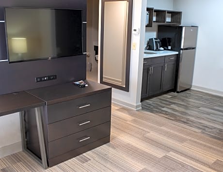 1 King Bed Suite Mobile Access Tub