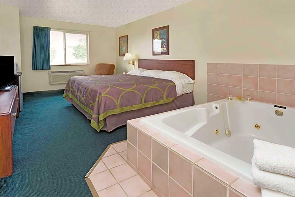 Super 8 by Wyndham Windsor