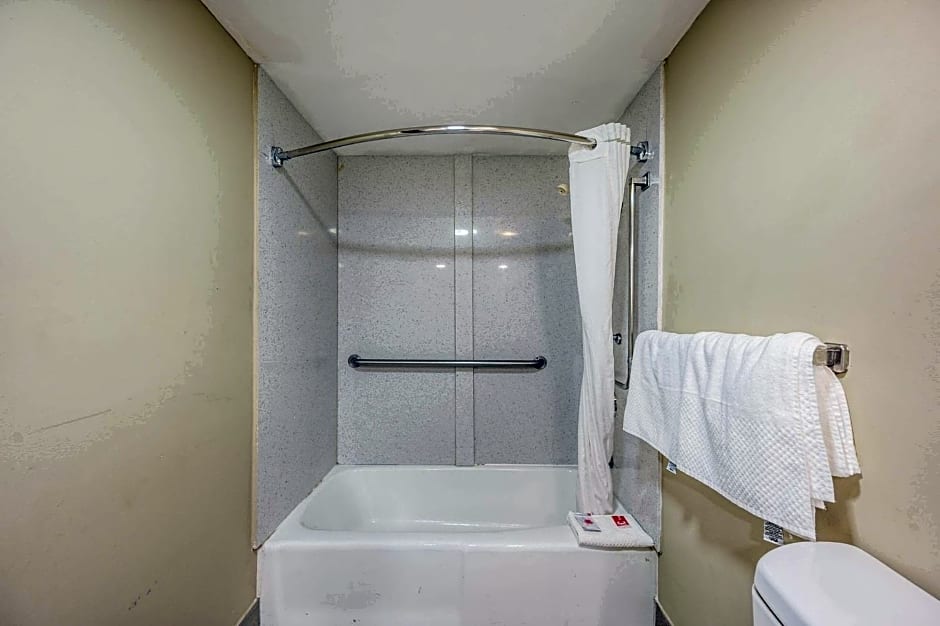 Econo Lodge Inn & Suites