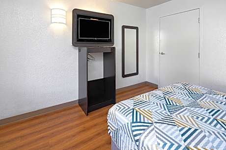 1 QUEEN BED |