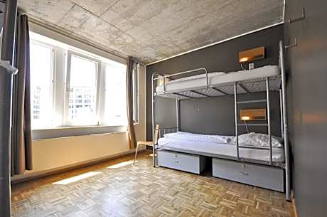 Single Bed in Mixed Dormitory Room (3 Adults)