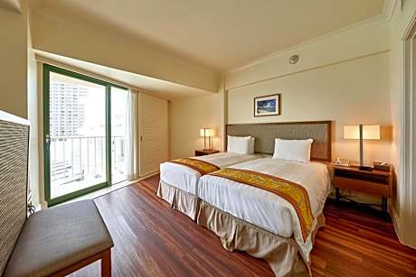 Partial Ocean Premier with Kitchenette