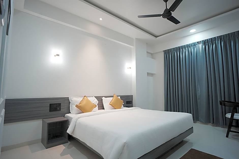 Photo 1 of 4 of Deluxe 1 King Bed