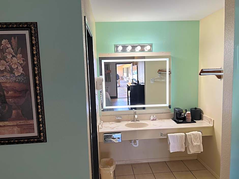 Four Winds Motel & RV Park