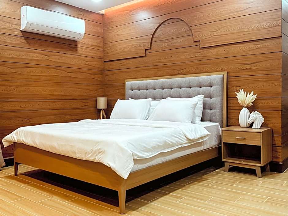Photo 1 of 8 of Deluxe 1 King Bed