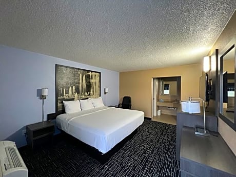 1 King Bed Studio Suite Non-Smoking