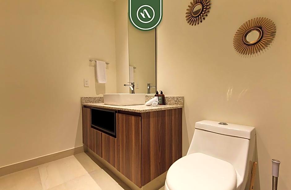 Cozy Apt with Private Terrace - Rooftop Pool