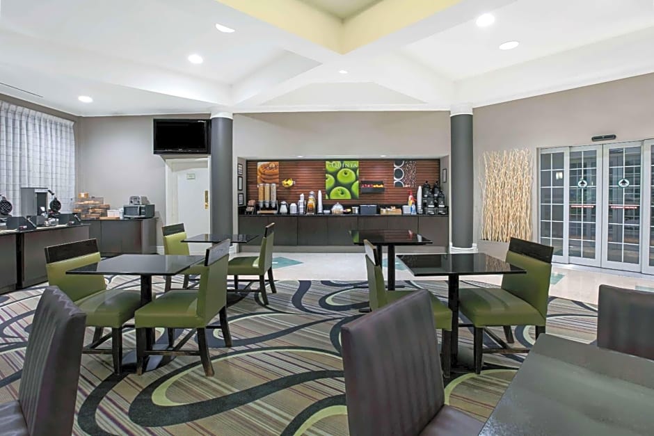 La Quinta Inn & Suites by Wyndham Dallas Arlington South