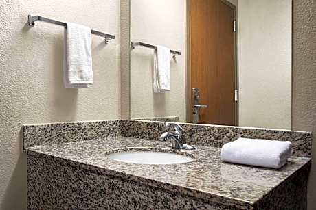 Deluxe Queen Room - Mobility Access/Non-Smoking