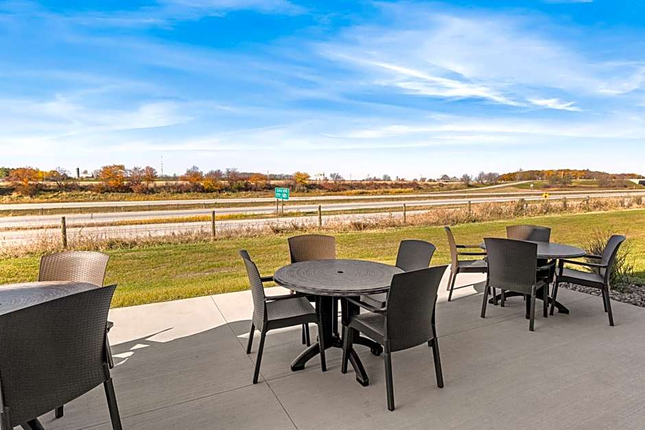 Cobblestone Hotel & Suites Denmark - Green Bay