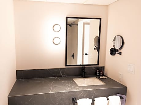 Woodland Balcony Room, 2 Queens – Pet Friendly