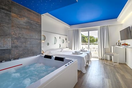 Deluxe Twin Room (2 Adults + 1 Child)