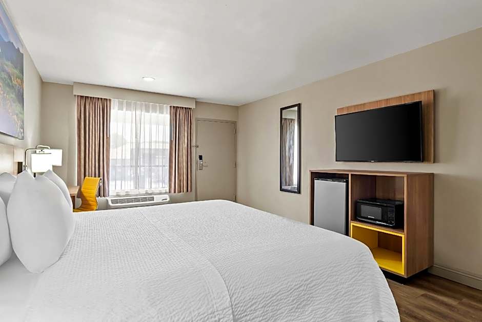 Days Inn by Wyndham Fontana / Rialto