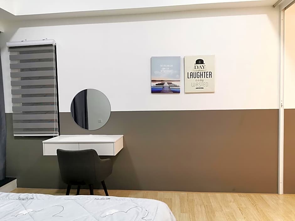 REVO at AURORA PLACE, Pavilion 2, 5 Minutes To AXIATA ARENA BUKIT JALIL FREE WIFI by De Harlequins Guesthouse