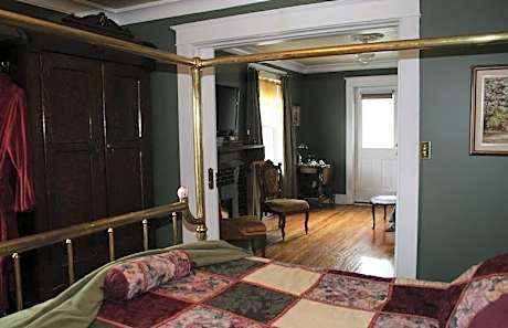 Queen Suite with Spa Bath