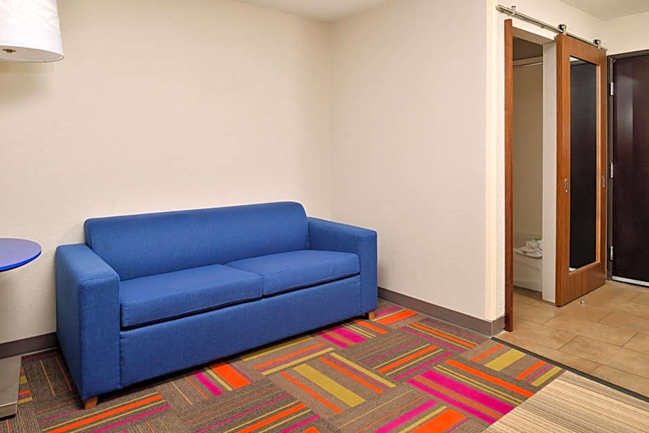 Holiday Inn Express Hotel & Suites North Kansas City By IHG