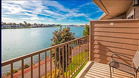 Beautiful Double Queen Water View