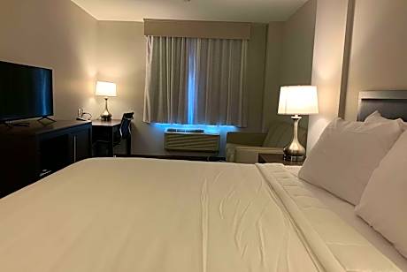 1 King Bed, Mobility/Hearing Accessible Room, Roll-In Shower, Non-Smoking