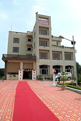 Gautams Motel And Resort