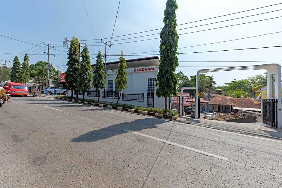 RedDoorz Syariah At Jl Pangeran Hidayatullah Cianjur