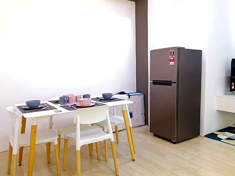 REVO at AURORA PLACE, Pavilion 2, 5 Minutes To AXIATA ARENA BUKIT JALIL FREE WIFI by De Harlequins Guesthouse