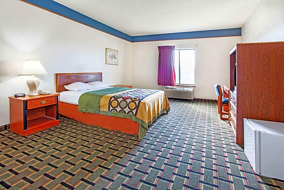 Zdjęcie 1 z 1 — 1 King Bed, Accessible